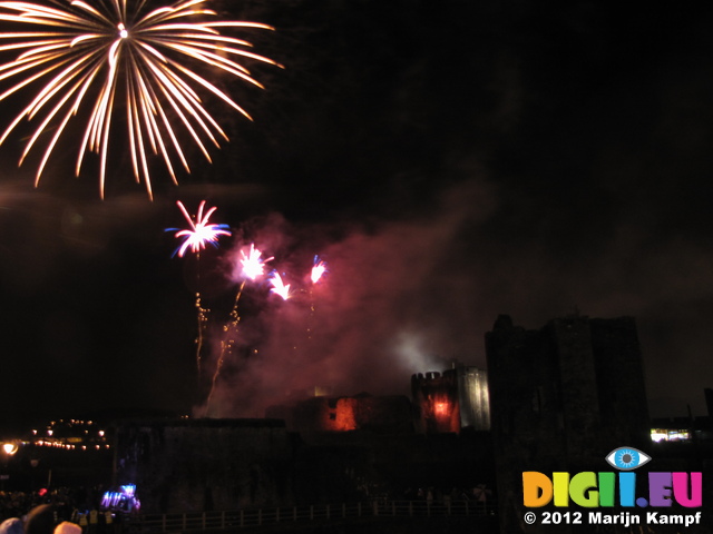 SX25036 Fireworks over Caerphilly castle